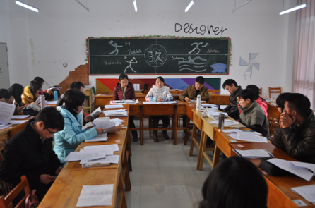 （图二）秦文文老师就课题开发途径作经验介绍