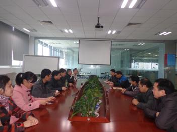 （图一）教师与西可模具厂骨干座谈