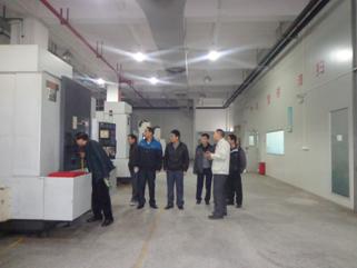 （图二）西可模具周经理为教师介绍企业设备