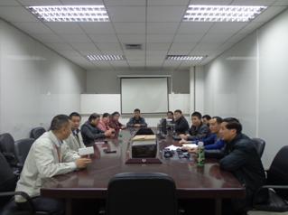 （图三）西可模具周经理为讲解工艺流程