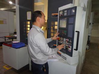 （图四）徐勇军副主任操作加工中心