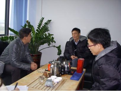 (图一)专业教师与企业领导座谈