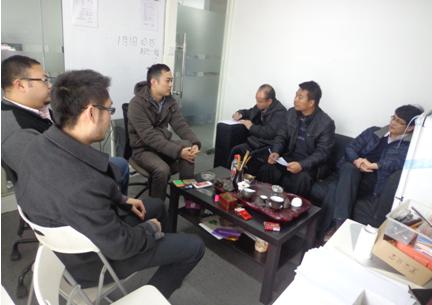 （图二）教师与深圳熙元设计公司工作人员座谈