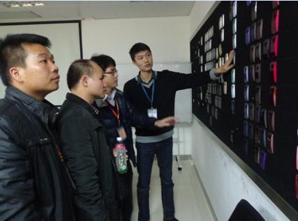 （图四）专业教师参观深圳金立通信设备有限公司手机样板和烤漆工艺
