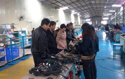 （图三）张运达副校长一行深入车间了解老师实践情况