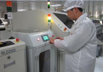 （图二）杨耀雄老师现场调试多功能上板机