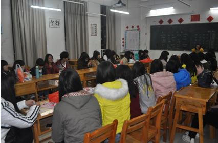 （图一）12级商务文秘班在杨林娟老师的带领下举行新年茶话会