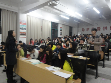 （图二）同学们在分享春节趣事