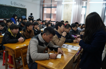 （图二）团总支书记、学生会主席团为全体成员送新年礼物