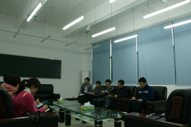 （图二）电子电工教学部党小组在交流学习心得