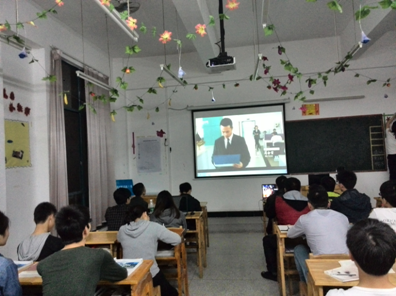 13北大青鸟高级1班的学生正在认真观看影片