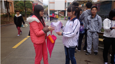 （图四）宿管会的工作人员为女生送上写好祝福话语的节日气球