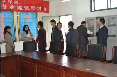 （图二）惠州市技师学院领导在项目办和我校教师交流