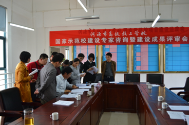 （图二）黄景容研究员正在指导示范校建设