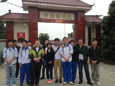 （图七）学生志愿者留影