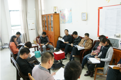 （图三）电子电工教学部党小组在交流学习心得