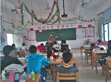 （图一）12旅游1班班主任陈伟宁老师在介绍求职技巧