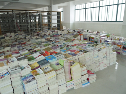 （图一）4.9万册新图书正待上架
