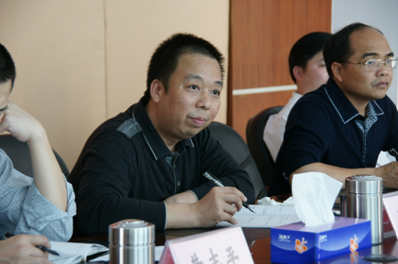 （图二）张海锋副校长在听取学生意见