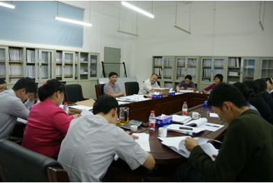 （图七）第三小组在讨论学习工作报告