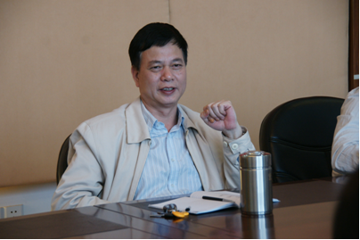 （图三）黎校长在解答教师代表的困惑
