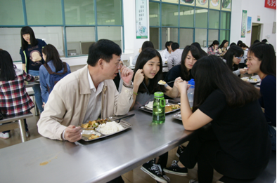 （图一）黎海波校长与学生共进午餐