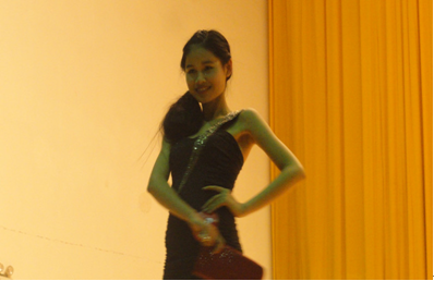 （图二）选手在进行晚礼服表演