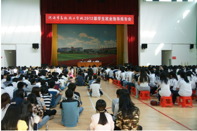（图一）同学们正在聆听张海锋副校长的主题报告