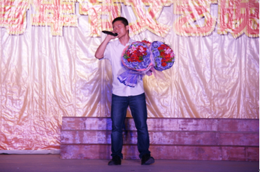 （图九）欧阳润枞老师的独唱《海阔天空》