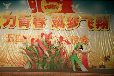 （图八）舞蹈《且吟春雨》