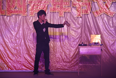 （图七）魔术《烟花易暖》