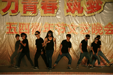 （图六）剧艺街舞《会跳舞的文艺青年》