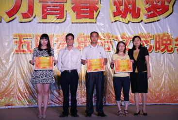 （图十一）团市委副书记袁华丽、校长黎海波为红旗团总支颁奖