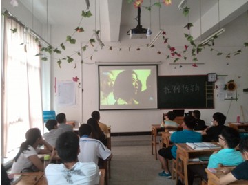 （图一）12级北大青鸟高级班同学们正在观看《黑梦》