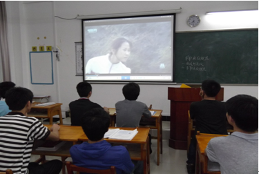 （图二）12级模数高级班正在观看《黑梦》
