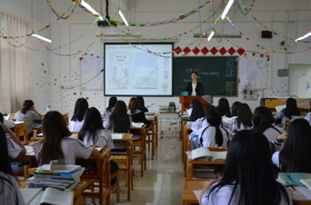 （图一） 13级幼师（4）班在举行“我素我行”主题班会