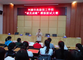 （图二）评委老师冯艳丹正在点评选手表现