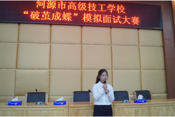 （图一）冠军选手谢水兰同学正在做自我介绍