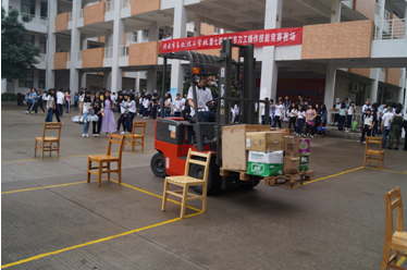 （图二）选手正在熟练地搬运货物