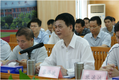 （图二）黎海波校长汇报示范校建设情况