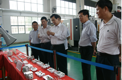 （图四）彭定邦常务副市长在参观学生制造的模具作品