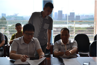 （图四）张海锋副校长审查建筑公司委托人身份证