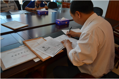 （图三）专业人员对投标文件进行资格审查