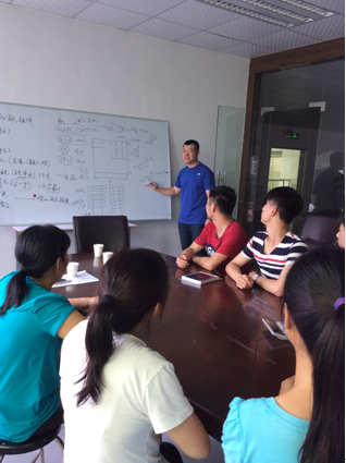 （图一）刘志奎老师在给员工上课