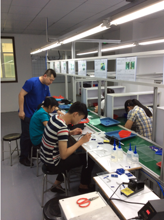 （图二）刘老师在进行生产指导