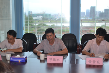 （图二）邓德兴副校长向来宾介绍我校资产管理情况