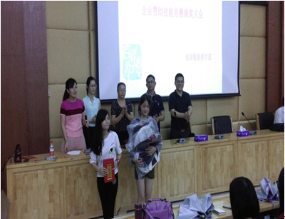 （图二）获奖学生与颁奖领导合影留念