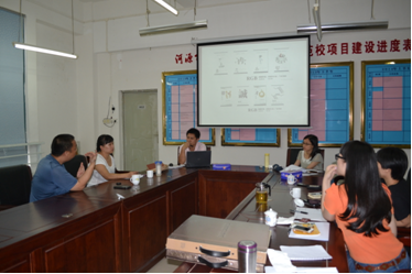 企业文化馆负责人陈伟宁老师阐述馆内展板设想