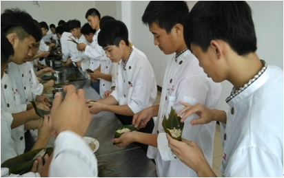 （图二）同学们正在精心制作