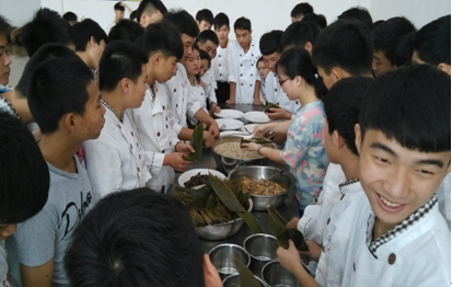 （图一）梁老师示范裹粽子